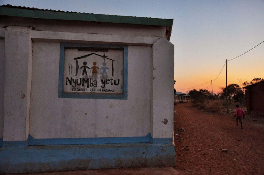 L’ingresso del Centro Nyumba Yetu fotografato al tramonto.