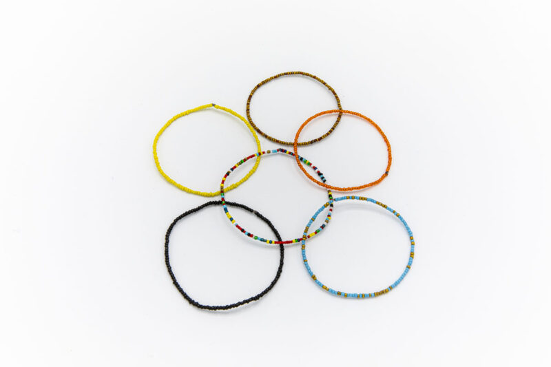 Bracciale realizzato con perline infilate nel fil di ferro.