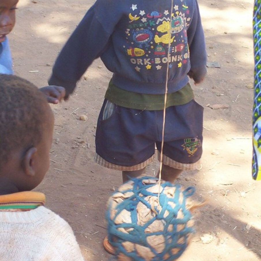 nyumbayetu-artigianato-africa-tanzani-i-giochi-con-i-bambini