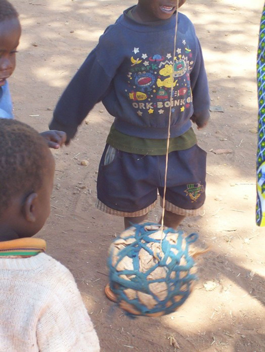 nyumbayetu-artigianato-africa-tanzani-i-giochi-con-i-bambini