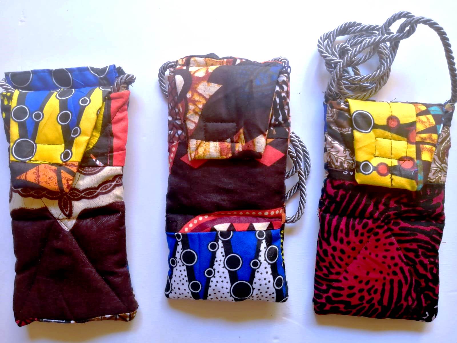 Portacellulare in stoffa imbottita (19x11 cm), in colori e fantasie varie