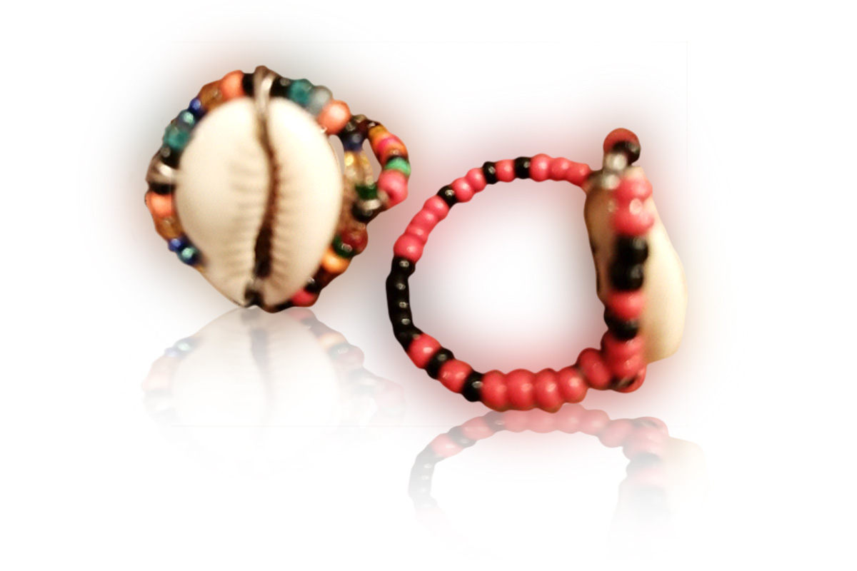 Anelli di perline e conchiglie